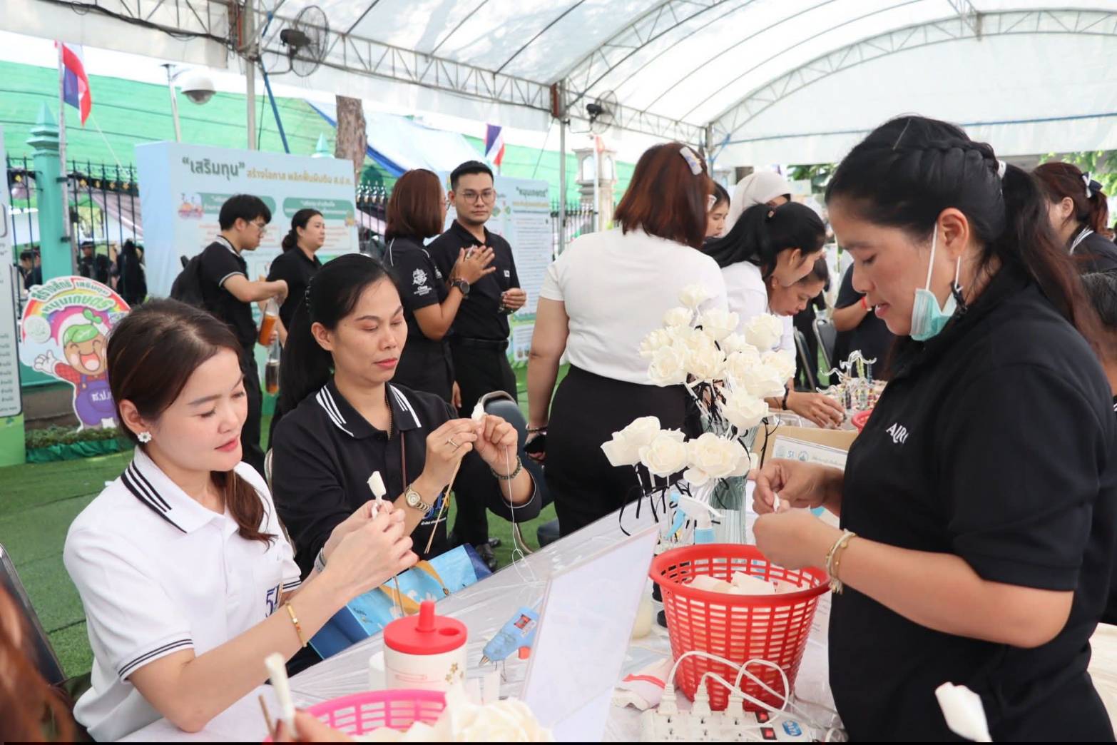 title - รัฐมนตรีว่าการกระทรวงเกษตรและสหกรณ์ พร้อมด้วยคณะผู้บริหาร ส.ป.ก. เข้าเยี่ยมชมโซนกิจกรรมฝึกอาชีพ Workshop งานศิลปหัตถกรรม (ศพส.) กิจกรรมจัดขึ้นภายใต้งาน วันคล้ายวันสถาปนาครบรอบ 51 ปี ส.ป.ก. ณ สำนักงานการปฏิรูปที่ดินเพื่อเกษตรกรรม